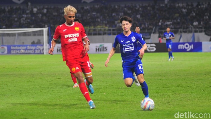 Pemain PSIS, Taisei Marukawa mendapat pengawalan ketat dari bek Selangor, Safuwan.