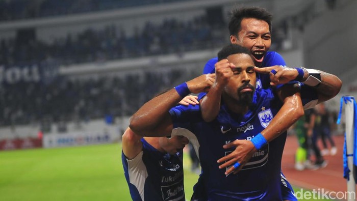 Selebrasi Carlos Fortea usai menyamakan kedudukan menjadi 3-3 melawan Selangor FC.