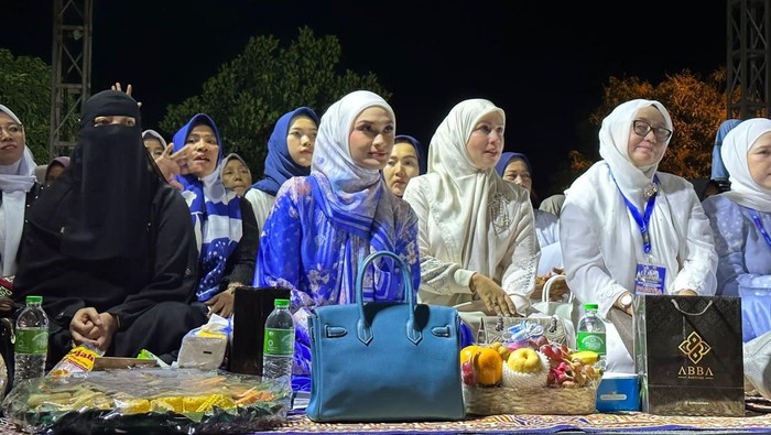Putri Zulkifli Hasan (biru)