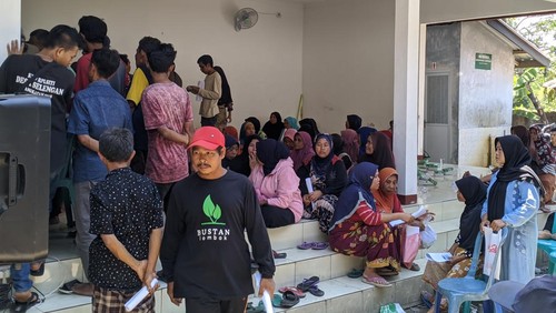 Ratusan warga mengajukan izin pengelolaan hutan kemasyarakatan (HKm) di Kantor Desa Karang Bayan, Lombok Barat, Sabtu (9/9/2023). (Foto: Ahmad Viqi/detikBali)