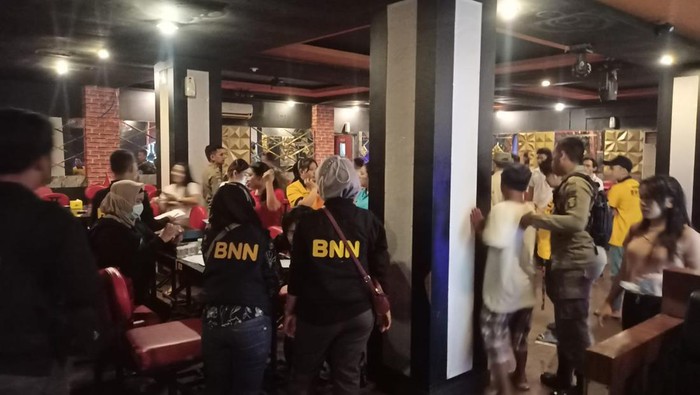 Razia gabungan di hotel dan karaoke di Surabaya, Sabtu (9/9/2023).