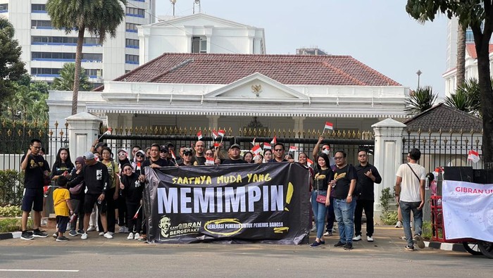 Relawan KAMI Gibran mendorong Gibran Rakabuming maju cawapres mendampingi Prabowo.