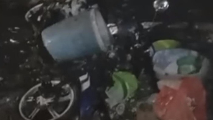 Remaja di Makassar tabrak warung makan usai gagal freestyle motor.