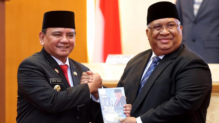 Rintis Kebijakan Pembangunan Berbasis Data Akurat Mantan Kapolda Sultra yang kini menjabat Gubernur Sulawesi Tenggara (Sultra) Komjen Pol Andap Budhi Revianto merintis keijakan pembangunan berbasis data akurat.