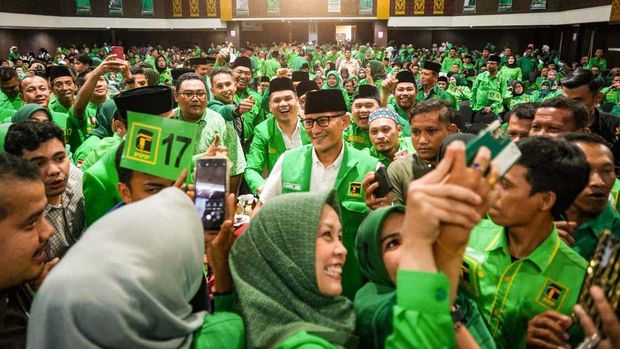 Sandiaga Salahuddin Uno menyapa PPP Sumatera Barat di Hotel Kyriad Bumi Minang, Kota Padang, Sumatera Barat. Sandia juga bica soal peluang jadi Bacawapres.