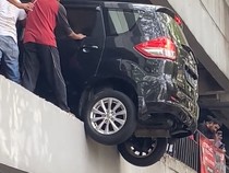 Pengemudi Salah Injak Rem, Mobil Nyaris Terjun dari Lt 2 Parkiran Mal
