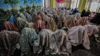 Pernikahan massal ini diselenggarakan oleh organisasi sosial untuk membantu keluarga miskisn yang tidak mampu membayar biaya pernikahan.  