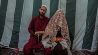 Biaya pernikahan yang mahal, mahar dan hadiah yang mahal jadi kendala keluarga miskin di Kashmir untuk melangsungkan pernikahan.  