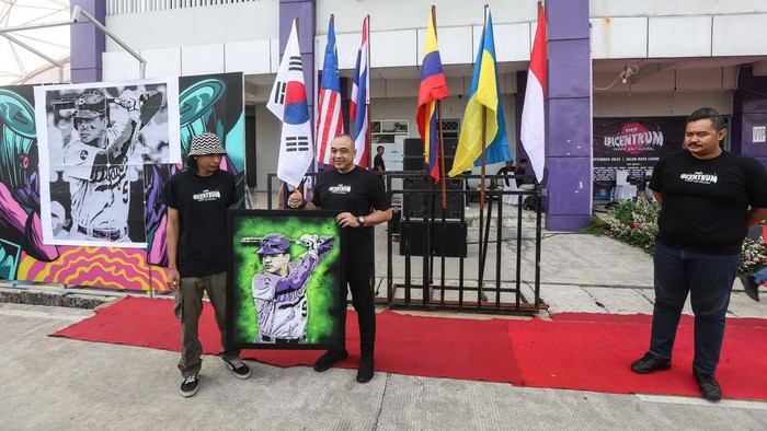The Epicentrum Art Festival digelar  di Kabupaten Tangerang, Banten. Seniman mural dan grafiti dari Malaysia, Ukraina, Thailand, Filipina dan Korea Selatan turut hadir.