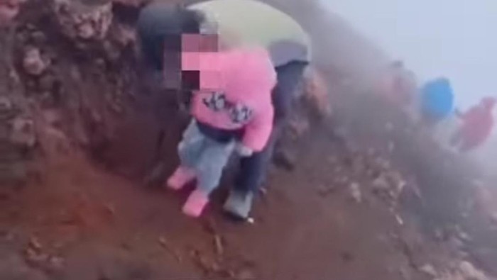 Seorang balita diajak orang tuanya naik ke puncak Gunung Kerinci