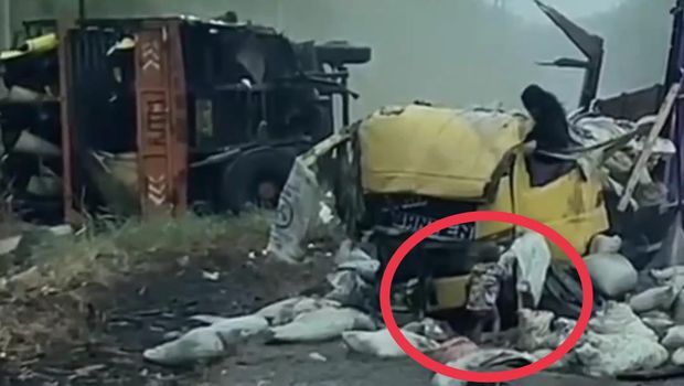 Seorang balita korban kecelakaan keluar dari truk ringsek