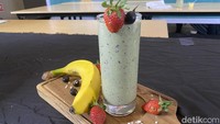 Ini salah satu kreasi smoothies racikan chef Muto. Terbuat dari paduan buah stroberi, pisang, blueberry, oatmeal, sawi hijau, dan susu. Foto: detikFood/Yenny Mustika Sari