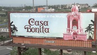 Casa Bonita merupakan restoran legendaris yang sudah buka sejak 1974. Lokasi dan tampilan yang serba pink menjadikan restoran ini populer dan banyak disukai orang. Foto: lovefood.com