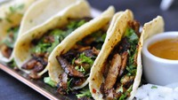 Selain sopapillas, Casa Bonita juga menawarkan menu makanan ala Meksiko lain. Salah satunya Carnitas Taco yang punya isian daging babi dengan saus cabai hijau. Foto: lovefood.com
