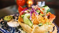 Menu tacos lain yaitu Taco Salad. Hidangan ini terdiri dari selada, tomat, alpukat, dan tortoilla yang renyah. Foto: lovefood.com