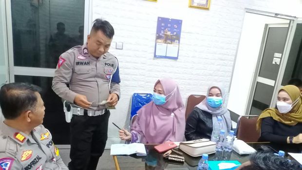 Tampang tiga emak-emak yang putar balik Fortuner di Tol Indraprabu