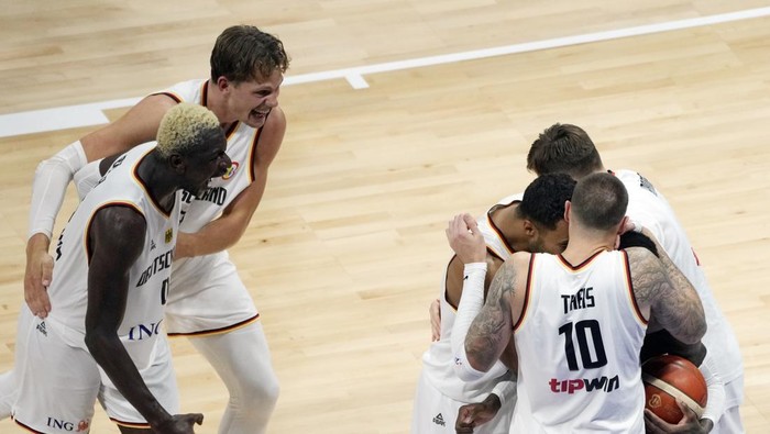 Germany celebrates after winning the championship game of the Basketball World Cup against Serbia in Manila, Philippines, Sunday, Sept. 10, 2023. (AP Photo/Aaron Favila)
