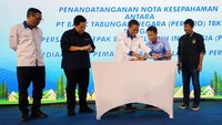 Menteri BUMN Erick Thohir dan Direktur Utama Bank BTN Nixon LP Napitupulu menyaksikan Direktur Consumer Bank BTN Hirwandi Gafar dan Sekjen PSSI Yunus Nusi melakukan Penandatanganan Nota Kesepahaman terkait kerjasama Penyediaan Jasa Layanan Perbankan di Sidoarjo, Sabtu (9/9).  