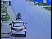 Motor Pelaku Jambret Oleng dan Tabrak Mobil!