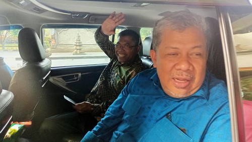 Waketum Partai Gelora Fahri Hamzah bergegas naik mobil seusai menghadiri seminar bertajuk Membangun Masa Depan Indonesia di Puspem Kabupaten Badung, Bali, Minggu (10/9/2023). (Foto: Agus Eka/detikBali)