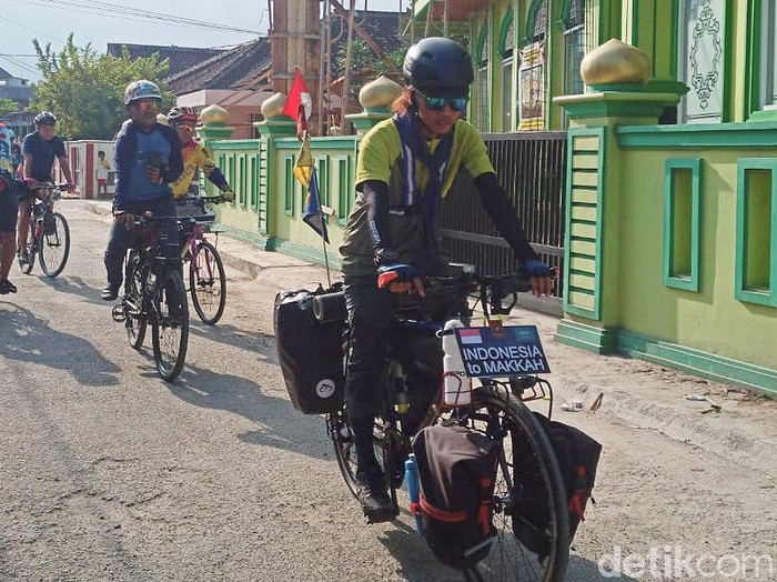Warga Bandar Lampung bersiap berangkat ke Mekkah untuk naik haji pakai sepeda