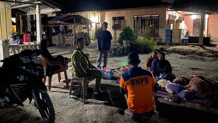 Warga berhamburan keluar rumah saat gempa mengguncang Donggala, Sulteng.