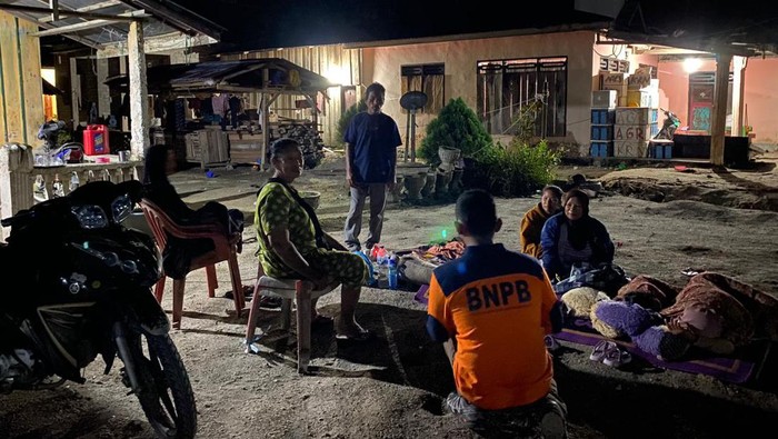Warga Donggala, Sulteng mengungsi pascagempa M 6,3.