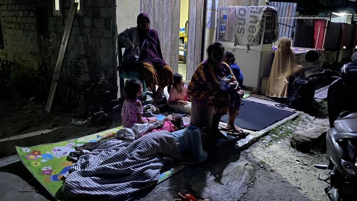 Warga Donggala tidur di halaman rumah pascagempa M 6,3.