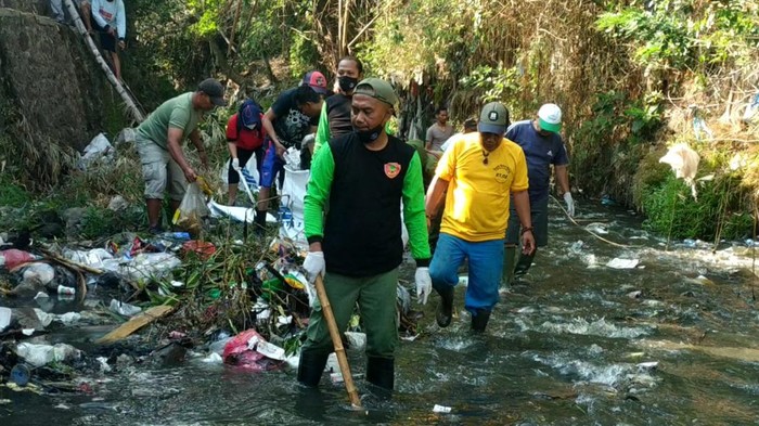 Warga kerja bakti bersih-bersih sungai di Kelurahan Bunulrejo, Kecamatan Blimbing, Kota Malang.