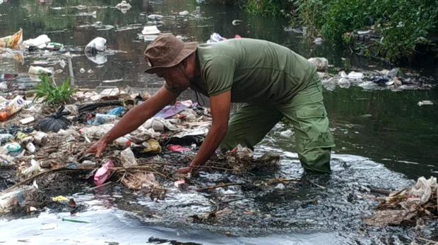 Warga kerja bakti bersih-bersih sungai di Kelurahan Bunulrejo, Kecamatan Blimbing, Kota Malang.