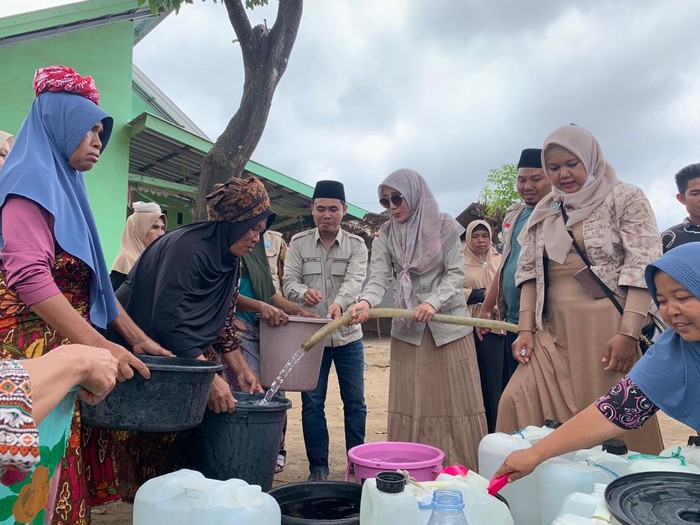 Warga semringah saat mendapat bantuan air bersih dari Lembaga Amal Zakat Nahdlatul Wathan Lombok Timur. (Foto: Ahmad Viqi/detikBali)
