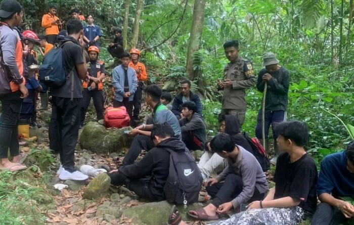 12 wisatawan sempat tersesat di Curug Kembar, Cisarua, Bogor