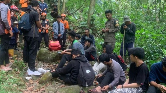 12 wisatawan sempat tersesat di Curug Kembar, Cisarua, Bogor