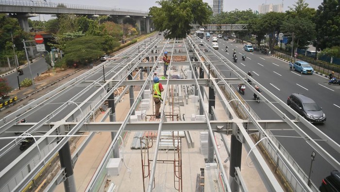 3 Halte Besar TransJakarta Dibangun, Nih Penampakannya Pekerja menyelesaikan pembangunan Halte Transjakarta UKI di Jakarta, Senin (11/9/2023). Transjakarta akan membangun tiga halte integrasi besar untuk memudahkan mobilitas pelanggan seperti Halte Sentral Harmoni yaitu Halte Monas, Halte Cakra Selaras Wahana (CSW), dan Halte UKI (Universitas Kristen Indonesia). ANTARA FOTO/Akbar Nugroho Gumay/hp.