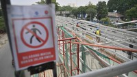 Ketiga halte tersebut di antaranya, Halte Sentral Harmoni yaitu Halte Monas, Halte Cakra Selaras Wahana (CSW), dan Halte UKI (Universitas Kristen Indonesia).  
