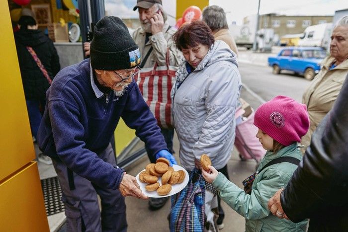5 Aksi Kebaikan Kakek dan Nenek yang Masih Semangat Bagikan Makanan Gratis