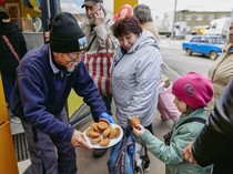 5 Aksi Kebaikan Kakek dan Nenek yang  Semangat Bagikan Makanan Gratis
