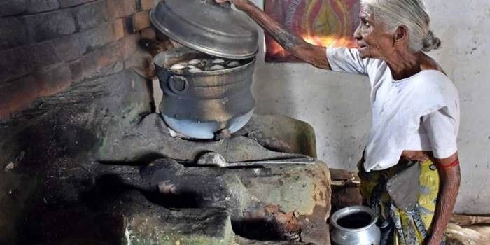 5 Aksi Kebaikan Kakek dan Nenek yang Masih Semangat Bagikan Makanan Gratis