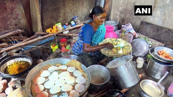 5 Aksi Kebaikan Kakek dan Nenek yang Masih Semangat Bagikan Makanan Gratis