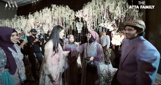 Aaliyah terlihat tertawa bersama ibunda Thariq, Lenggogeni Faruk. Momen kebersamaan keduanya pun berhasil curi atensi. Foto: YouTube/AH
