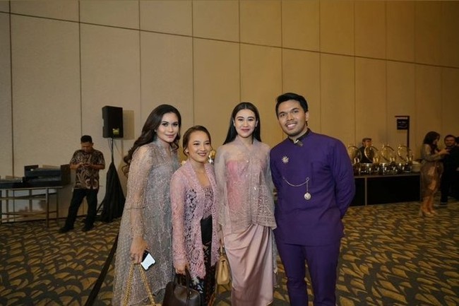 Baru-baru ini Aaliyah terlihat hadir di acara 7 bulanan kakak ipar Thariq, Aurel Hermansyah. Tampil cantik dan anggun, Aaliyah memilih mengenakan busana bernuansa dusty pink. Foto: instagram.com/adhesiregar