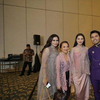 Baru-baru ini Aaliyah terlihat hadir di acara 7 bulanan kakak ipar Thariq, Aurel Hermansyah. Tampil cantik dan anggun, Aaliyah memilih mengenakan busana bernuansa dusty pink. Foto: instagram.com/adhesiregar