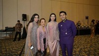 Thariq Halilintar dan Aaliyah Massaid berfoto bersama teman-teman mereka. (Foto: instagram.com/adhesiregar)