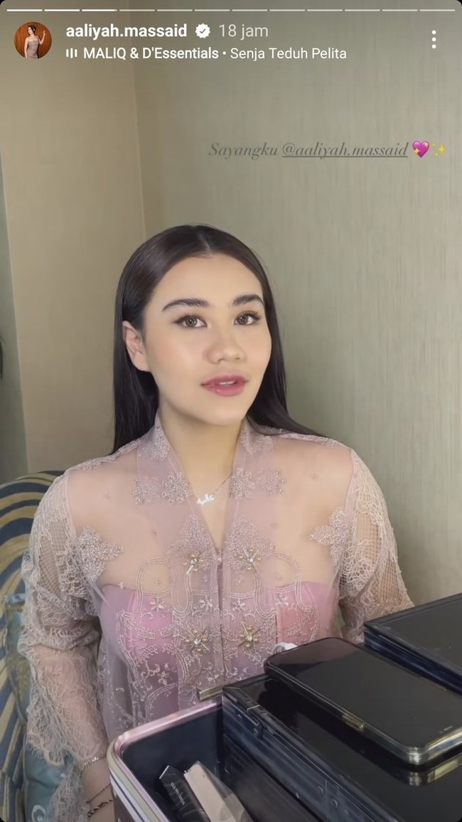 Penampilannya pun kian mempesona dengan pulasan makeup simpel. Rambut panjangnya hanya ditata rapi dan dibiarkan terurai. Foto: instagram.com/aaliyah.massaid