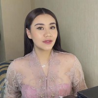 Penampilannya pun kian mempesona dengan pulasan makeup simpel. Rambut panjangnya hanya ditata rapi dan dibiarkan terurai. Foto: instagram.com/aaliyah.massaid