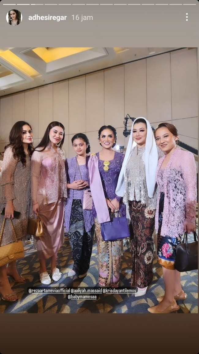 Di acara 7 bulanan Aurel Hermansyah, Aaliyah hadir bersama sang bunda, Reza Artamevia. Keduanya pun tampak berfoto bersama Krisdayanti, Amora, dan beberapa tamu undangan yang hadir. Foto: instagram.com/adhesiregar