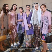 Di acara 7 bulanan Aurel Hermansyah, Aaliyah hadir bersama sang bunda, Reza Artamevia. Keduanya pun tampak berfoto bersama Krisdayanti, Amora, dan beberapa tamu undangan yang hadir. Foto: instagram.com/adhesiregar