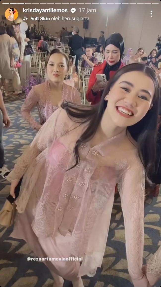 Penampilan Aaliyah Massaid di acara 7 bulanan Aurel Hermansyah berhasil curi atensi. Dirinya terlihat cantik mempesona dengan riasan dan gaya yang simpel. Foto: instagram.com/krisdayantilemos