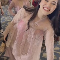 Penampilan Aaliyah Massaid di acara 7 bulanan Aurel Hermansyah berhasil curi atensi. Dirinya terlihat cantik mempesona dengan riasan dan gaya yang simpel. Foto: instagram.com/krisdayantilemos