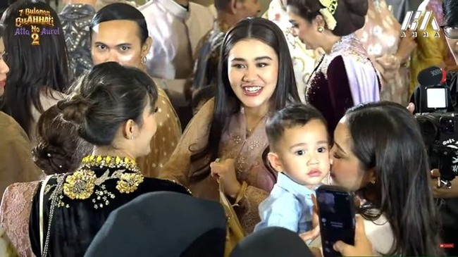 Tak hanya bersama keluarga Thariq, Aaliyah juga tampak mengobrol dengan para rekan artis, seperti Ayu Dewi dan Nagita Slavina. Foto: YouTube/AH